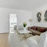 Sanders Arena - Lovely Three-Bedroom Apartment Close To Metro Station
