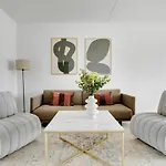 Sanders Arena - Lovely Three-Bedroom Apartment Close To Metro Station