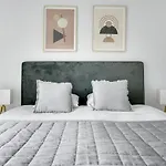Sanders Arena - Lovely Three-Bedroom Apartment Close To Metro Station